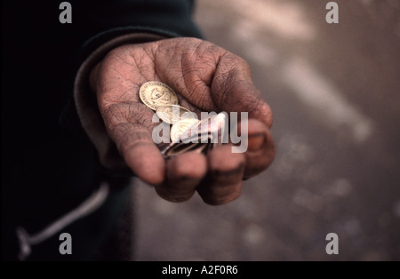 Anziani albanesi donna roma rende finisce per soddisfare la sua famiglia Foto Stock