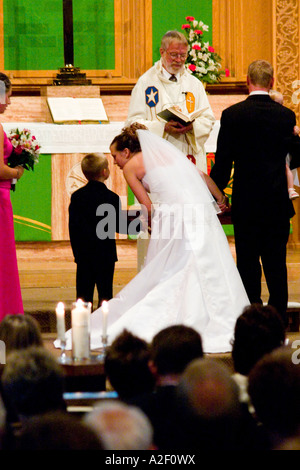 Sposa parla al figlio durante il matrimonio. Prima chiesa luterana Fergus Falls Minnesota USA Foto Stock