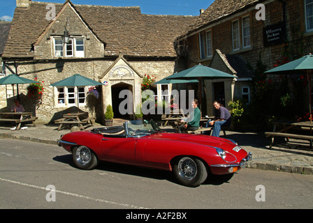 Esterno del White Hart Inn, Ford, vicino a Chippenham, Wiltshire, Inghilterra., Regno Unito Foto Stock