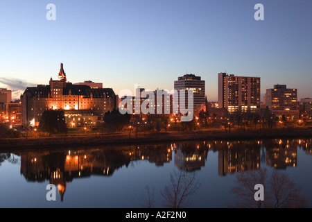 Canada, Saskatchewan, Saskatoon: skyline della città dal S. Fiume Saskatchewan sera Foto Stock