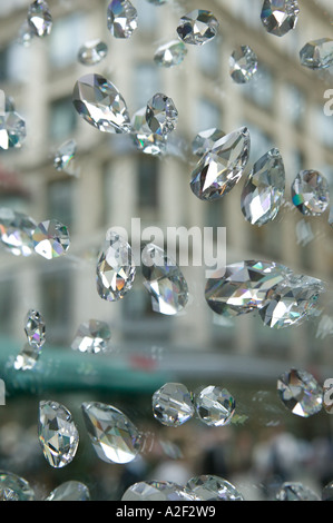 AUSTRIA, Vienna: diamanti artificiali in vetrina, Karntner Strasse Strada Pedonale Foto Stock