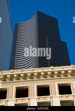 Vetro e calcestruzzo grattacielo con vecchio edificio l'Arctic Club Hotel ancora sotto lavori di rinnovo a Seattle Stati Uniti d'America Foto Stock