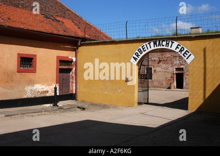 Il gate di un nazista di polizia prigione con un nazista slogan "Arbeit macht frei" in Terezin Repubblica Ceca Foto Stock