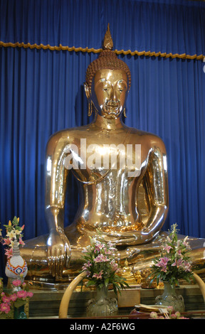 Golden Buddha, la più grande statua dorata in tutto il mondo, presso Wat Traimit Tempio a Bangkok, in Thailandia Foto Stock