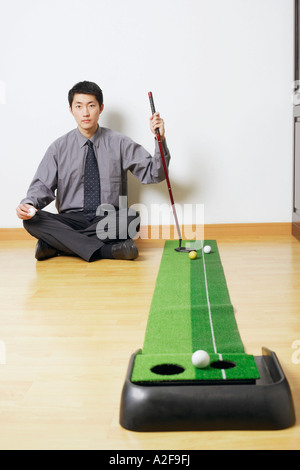 Ritratto di un imprenditore seduto sul pavimento Foto Stock
