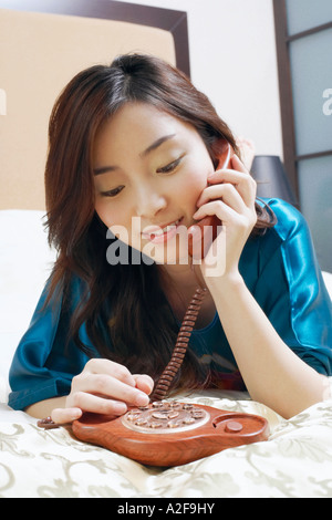 Close-up di una giovane donna che parla al telefono Foto Stock