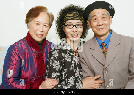 Ritratto di un anziano uomo seduto su un divano con due donne mature Foto Stock