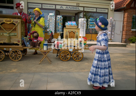 Ragazza in abito storico, warnemunde Foto Stock