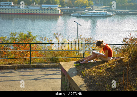 Una lettura della ragazza di Letenske sady park nel centro di Praga, la capitale della Repubblica ceca UE Foto Stock