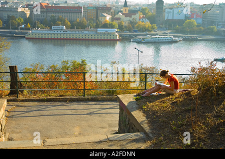 Una lettura della ragazza di Letenske sady park nel centro di Praga, la capitale della Repubblica ceca UE Foto Stock