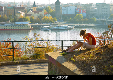 Una lettura della ragazza di Letenske sady park nel centro di Praga, la capitale della Repubblica ceca UE Foto Stock