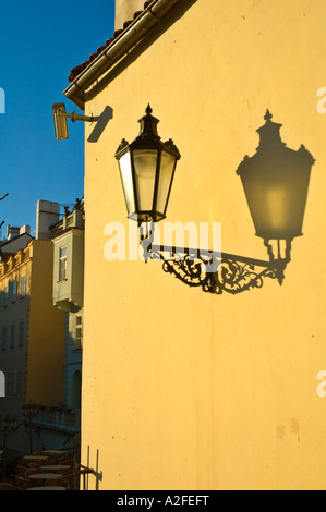 Una lampada e una telecamera TVCC a Praga la capitale della Repubblica ceca Foto Stock