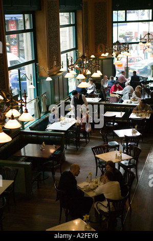 Ungheria, Budapest: Pest, interno del Central Kavehaz (CAFE) Foto Stock