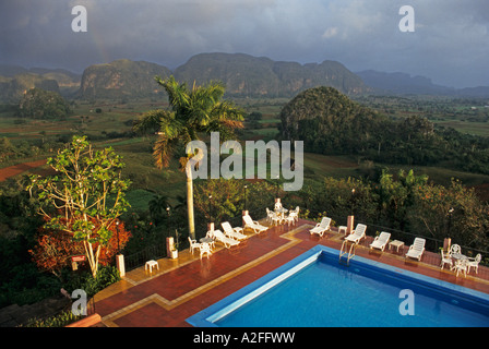 Vista dall'Hotel Los Jazmines Per i campi di tabacco e montagne mogotes, Vinales, Pinar del Rio Provincia, Cuba Foto Stock