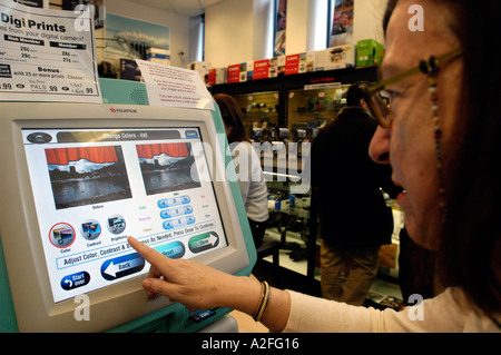 I clienti al Ritz Stampa della fotocamera La fotocamera digitale foto al Digital Photo Kiosk Foto Stock