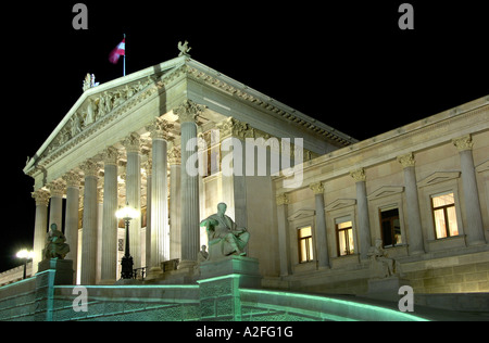 Nightshot dell'edificio parlamentare, Vienna, Austria Foto Stock