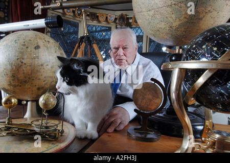 Ritratto di Sir Patrick Moore l'astronomo e BBC cielo di notte presenter Foto Stock