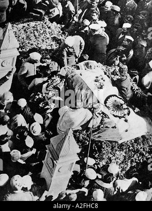 Jawaharlal Nehru accanto al corpo morto Mahatma Gandhi avvolto in Bandiera indiana, processione funebre, Delhi, India, 1948, vecchia immagine dell'annata 1900s Foto Stock