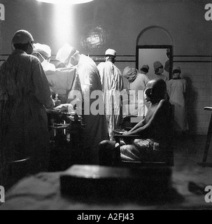 Mahatma Gandhi durante l'operazione di appendicite di sua nipote Manu a Patna Bihar India 15 maggio 1947 vecchia immagine anni '1900 Foto Stock