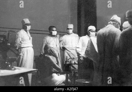 MKG33560 il Mahatma Gandhi durante l'operazione di appendicite del suo grande figlia Manu a Patna Bihar India 15 Maggio 1947 Foto Stock