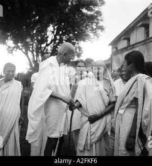 MKG33479 Mahatma Gandhi parlando con Jankidevi Bajaj madre di industriale Jamnalal Bajaj e colleghe Wardha Nagpur India 1945 Foto Stock