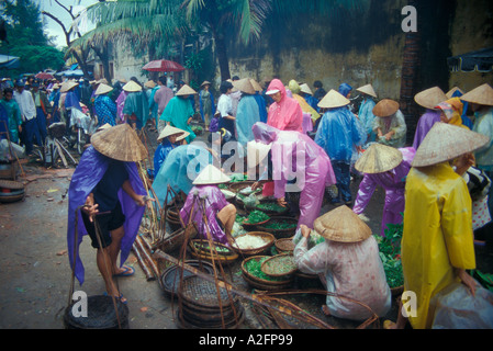 Mercato di strada a Hoi An durante il monsone, Vietnam Foto Stock