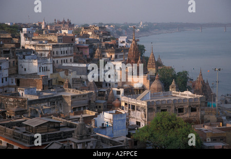 Una vista sui tetti di Varnasi al fiume Gange e ghats India Foto Stock