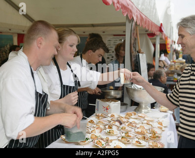 Indulgere in Festival food festival Gladmat storico porto di Stavanger, Norvegia Foto Stock