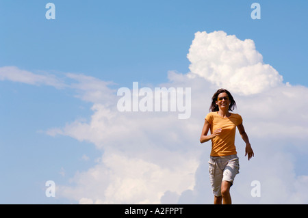 Giovane donna jogging Foto Stock