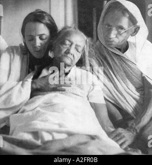 Mahatma Gandhis moglie Kasturba Gandhi momenti ultimi malati e fragile e morendo in Aga Khan Palace Pune India Maharashtra 1944 Foto Stock