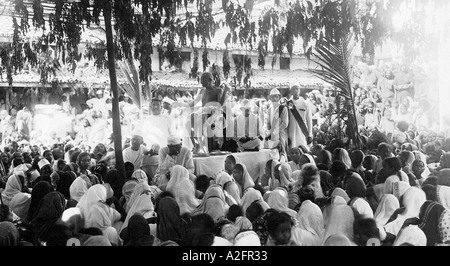 Mahatma Gandhi che affronta il gruppo di folla delle donne durante il satyagrah sale agitazione Dandi India marzo 1930 vecchio quadro d'annata del 1900 Foto Stock