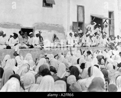 Mahatma Gandhi rivolgendosi alle donne Surat Gujarat India 22 aprile 1930 vecchia foto vintage anni '1900 Foto Stock