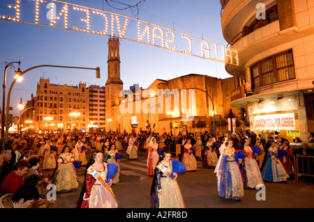 Le donne e i bambini a Las Fallas FIESTA PROCESSIONE IN VALENCIA. Spagna Foto Stock