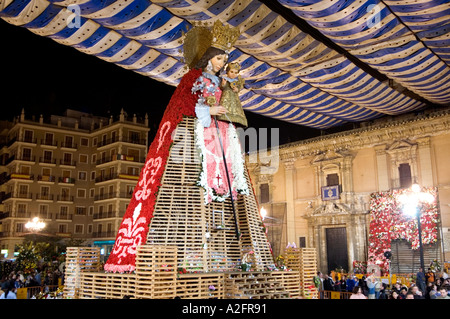 Grande REPLICA IN LEGNO statua della Madonna degli abbandonati adornati con fiori durante il periodo del festival Las Fallas Valencia SPAGNA Foto Stock