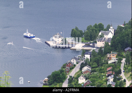 Un traghetto parte Ulvik sulle rive del Fiordo Hardanger, Norvegia Foto Stock