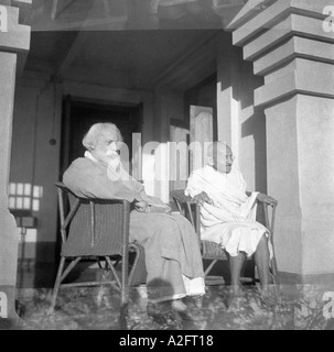 Il Mahatma Gandhi seduti su una sedia con il poeta Rabindranth Tagore a Santi Shanti niketan Kolkotta West Bengal India Febbraio 1940 Foto Stock