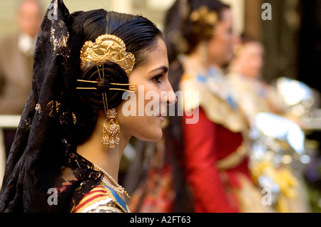 LAS Fallas Festival durante il fiore che offre una processione in Valencia. Spagna Foto Stock