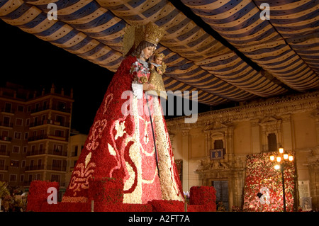 Grande REPLICA IN LEGNO statua della Madonna degli abbandonati adornati con fiori durante il periodo del festival Las Fallas Valencia SPAGNA Foto Stock