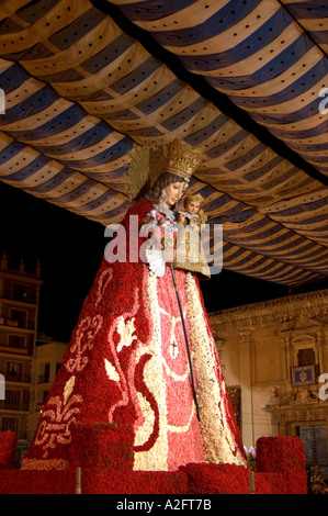 Grande REPLICA IN LEGNO statua della Madonna degli abbandonati adornati con fiori durante il periodo del festival Las Fallas Valencia SPAGNA Foto Stock