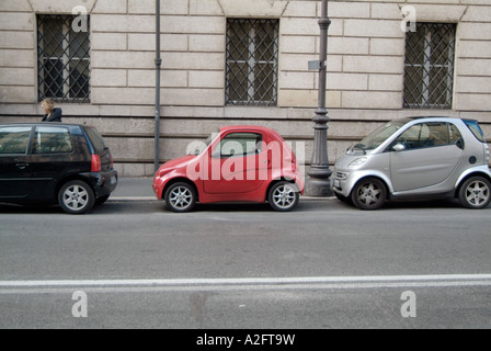 G, wiz, elettrica, piccole, auto, auto, città bassa, emissione, tiny micro, mini, miniture, spazio parcheggio, spazio street, Foto Stock
