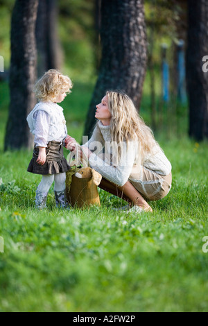 Madre e figlia in legno Foto Stock