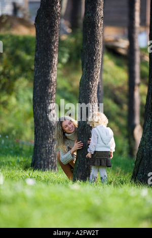 Madre giocando con la figlia in legno Foto Stock