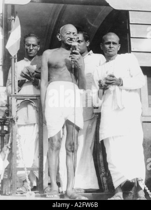 Mahatma Gandhi che si rivolge alle persone dal treno pullman sulla sua strada per Madurai Tamil Nadu India Asia Febbraio 1946 vecchia immagine del 1900 vintage Foto Stock