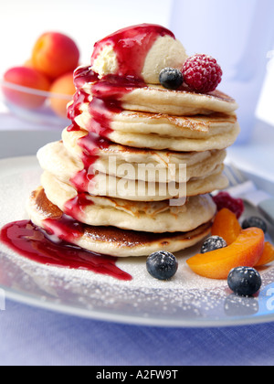 Una pila di frittelle americane per la prima colazione Foto Stock