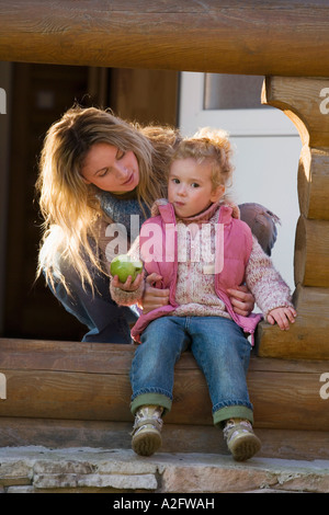 Madre e figlia, figlia azienda apple Foto Stock