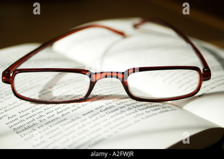 Bicchieri sul libro, close-up Foto Stock