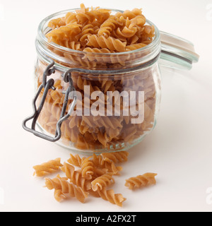Pasta integrale in una memorizzazione Kilner jar su sfondo bianco Foto Stock