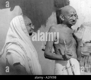 Mahatma Gandhi con la moglie Kasturba Gandhi a Sevagram Ashram, Gandhi Ashram Wardha Nagpur Maharashtra India gennaio 1942, vecchia immagine anni '1900 Foto Stock