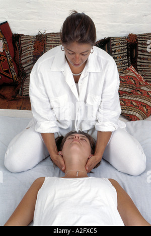 Shiatsu posizione supina di manipolazione del collo Foto Stock