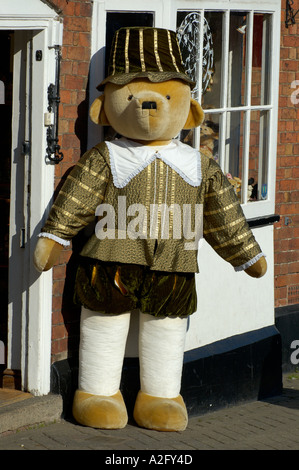 Orsacchiotto di peluche in costume Shakesperian al di fuori del negozio a Stratford on Avon Foto Stock